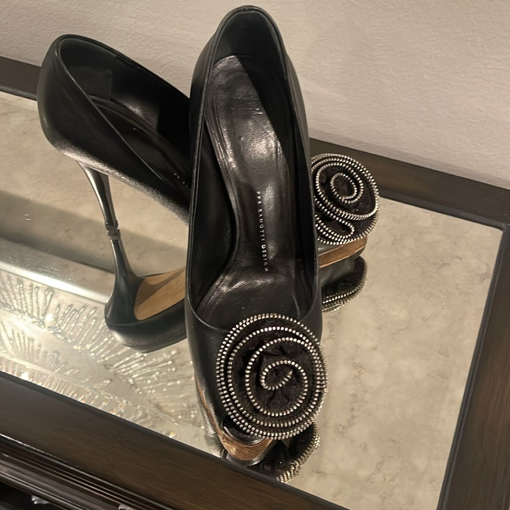 Giuseppe Zanotti Black Leather Flower Detail Peep Toe Pumps Size 39.